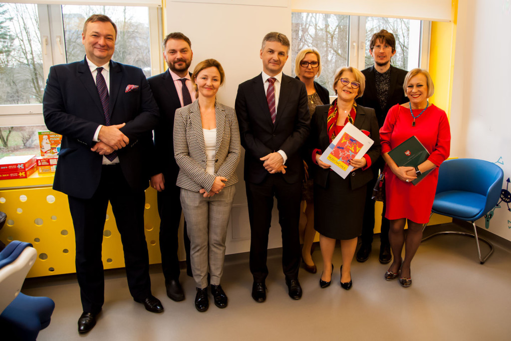 Nauka_ratuje życie_na_zdjęciu_od_lewej_min_Marek_Tombarkiewicz_Ministerstwo_Zdrowia_Adrian_Pękacz_NIGRR_Wiktor_Janicki_Roche_Polska_Stanisław_Łoboziak_Centrum_Nauki_Kopernik_prof_Brygida_Kwiatkowska_NIGRR